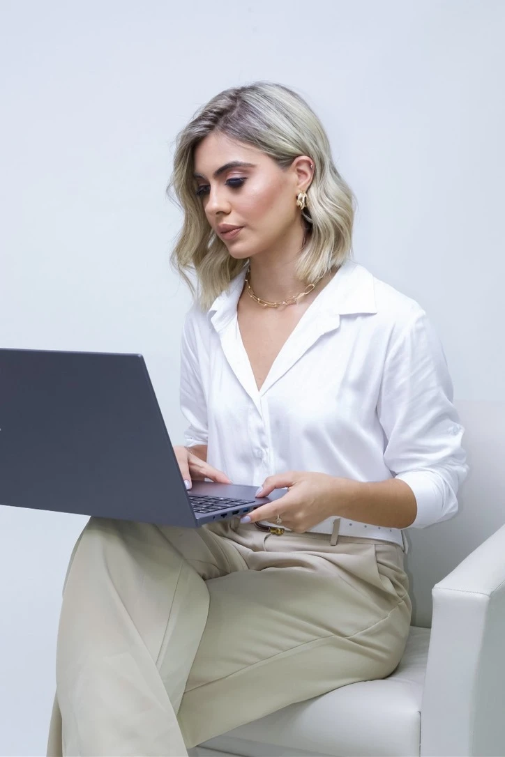 Gabrielly R. Sanita trabalhando com o computador