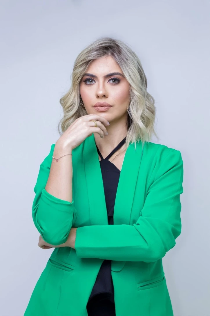 Gabrielly R. Sanita em retrato com blazer verde