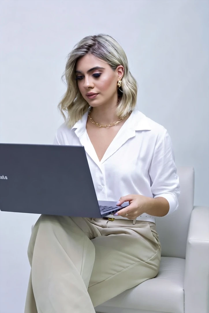 Gabrielly R. Sanita durante a análise de documentos