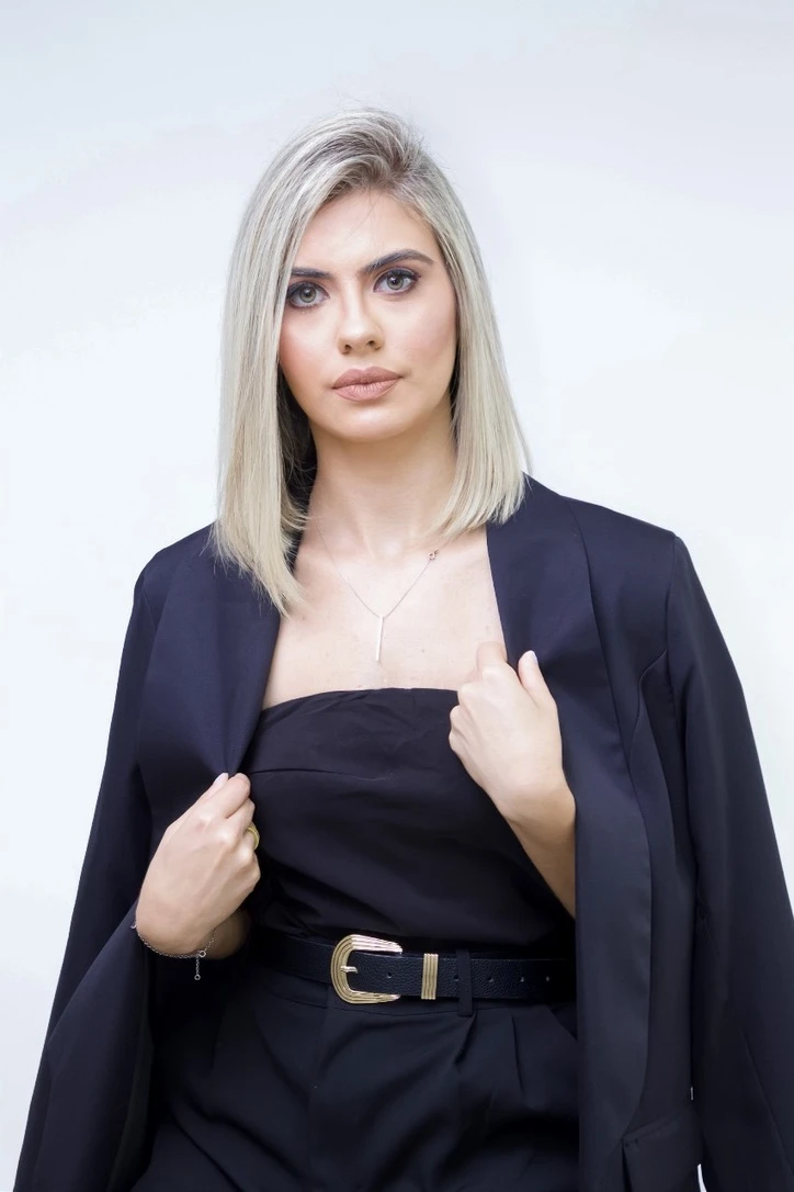 Gabrielly R. Sanita em retrato com blazer escuro