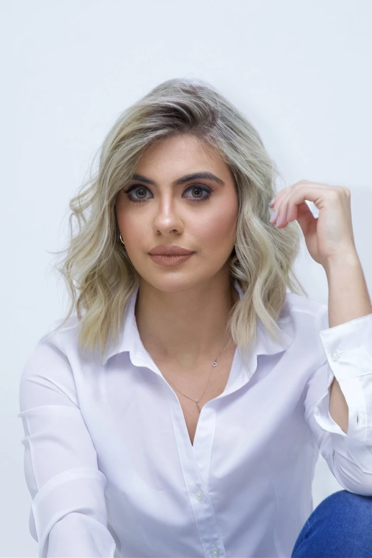 Gabrielly R. Sanita em retrato com camisa branca