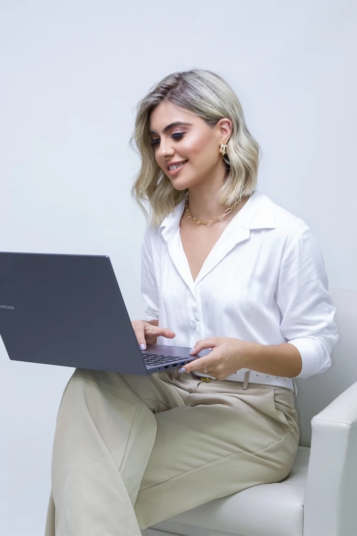 Gabrielly trabalhando na análise de documentos